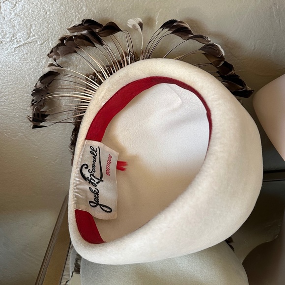 SUPERB DESIGNER OFF WHITE FELT HAT WITH "BIRD" MADE OF SMALL FEATHERS & QUILLS - Picture 9 of 11